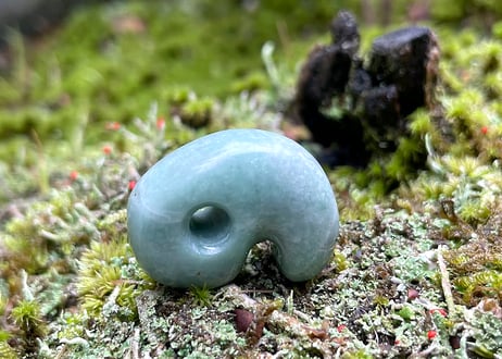 糸魚川翡翠　縄文型勾玉　ライトグリーン　27mm / Itoigawa Jadeite MAGATAMA