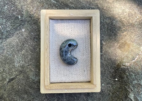 糸魚川翡翠　縄文型勾玉　黒灰緑　25mm / Itoigawa Jadeite MAGATAMA