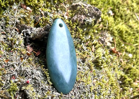 糸魚川ネフライト　大型垂飾　透明緑　56mm / Itoigawa Nephrite SUISHOKU