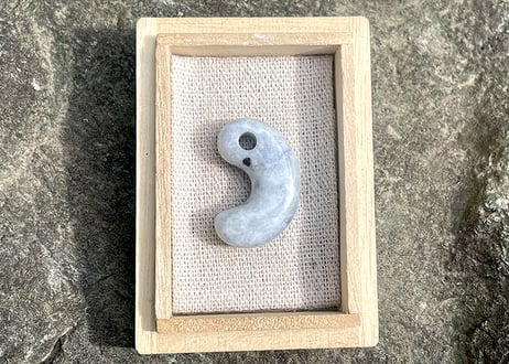 糸魚川翡翠　古代型勾玉　ラベンダー　31mm / Itoigawa Jadeite MAGATAMA
