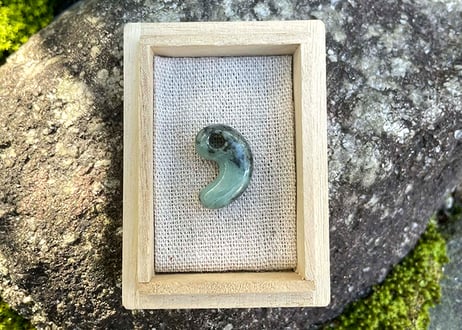 糸魚川翡翠　古代型勾玉　アップルグリーン　23mm / Itoigawa Jadeite MAGATAMA