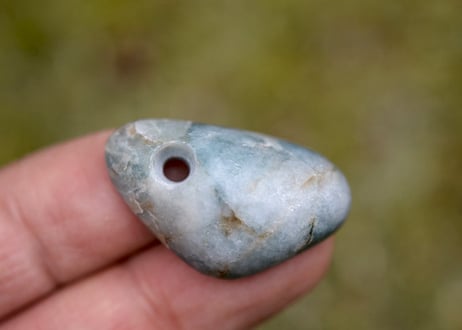 糸魚川翡翠　古代発掘型大珠　入りコン沢青　28mm / Itoigawa Jadeite TAISHU