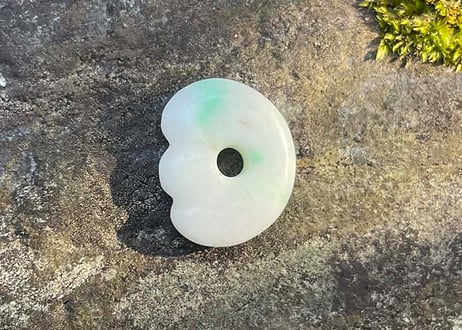 糸魚川翡翠　縄文型獣型勾玉　白緑　20mm / Itoigawa Jadeite MAGATAMA