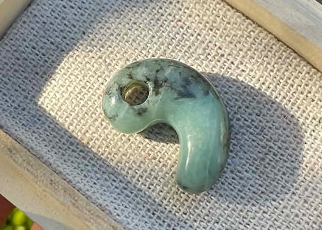 糸魚川翡翠　古代型勾玉　アップルグリーン　23mm / Itoigawa Jadeite MAGATAMA
