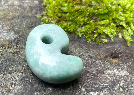 糸魚川翡翠　縄文型勾玉　ライトグリーン　27mm / Itoigawa Jadeite MAGATAMA