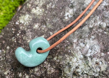 糸魚川翡翠　縄文型勾玉　ライトグリーン　27mm / Itoigawa Jadeite MAGATAMA