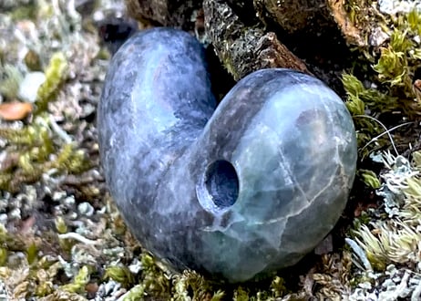 糸魚川翡翠　縄文型勾玉　黒灰緑　25mm / Itoigawa Jadeite MAGATAMA