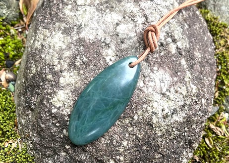 糸魚川ネフライト　大型垂飾　透明緑　56mm / Itoigawa Nephrite SUISHOKU