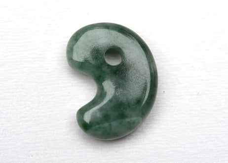 糸魚川翡翠　古代型勾玉　圧搾翡翠　19mm / Itoigawa Jadeite MAGATAMA