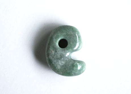 糸魚川翡翠　縄文型勾玉　ライトグリーン　27mm / Itoigawa Jadeite MAGATAMA