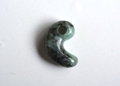 糸魚川翡翠　古代型勾玉　アップルグリーン　23mm / Itoigawa Jadeite MAGATAMA