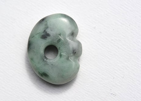 糸魚川翡翠　縄文型獣型勾玉　緑灰　21mm / Itoigawa Jadeite MAGATAMA
