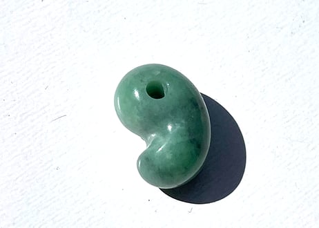 糸魚川翡翠　古代型勾玉　ミントグリーン　18mm / Itoigawa Jadeite MAGATAMA