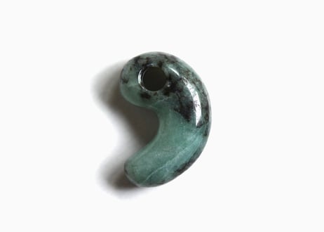 糸魚川翡翠　古代型勾玉　アップルグリーン　23mm / Itoigawa Jadeite MAGATAMA