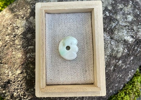 糸魚川翡翠　縄文型獣型勾玉　白緑　20mm / Itoigawa Jadeite MAGATAMA