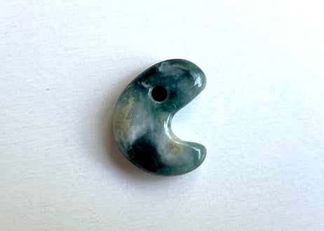 糸魚川翡翠　弥生型勾玉　圧搾翡翠 20mm / Itoigawa Jadeite MAGATAMA