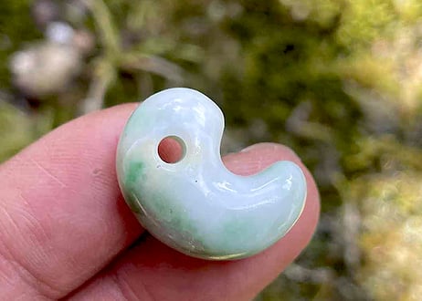 糸魚川翡翠　古代型勾玉　白地ミントグリーン　20mm / Itoigawa Jadeite MAGATAMA