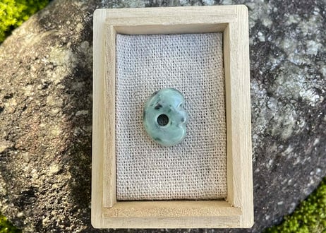 糸魚川翡翠　縄文型獣型勾玉　緑灰　21mm / Itoigawa Jadeite MAGATAMA