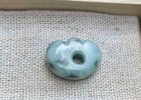 糸魚川翡翠　縄文型獣型勾玉　緑灰　21mm / Itoigawa Jadeite MAGATAMA