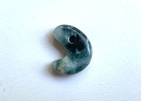 糸魚川翡翠　弥生型勾玉　圧搾翡翠 20mm / Itoigawa Jadeite MAGATAMA