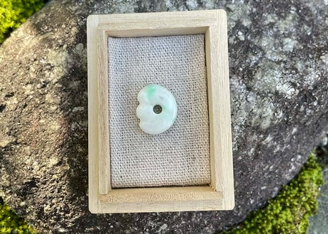 糸魚川翡翠　縄文型獣型勾玉　白緑　20mm / Itoigawa Jadeite MAGATAMA