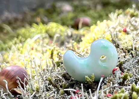 糸魚川翡翠　古代型勾玉　白地ミントグリーン　20mm / Itoigawa Jadeite MAGATAMA