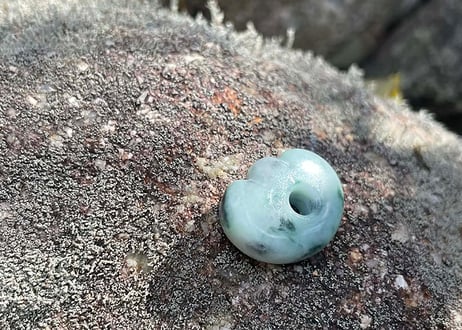 糸魚川翡翠　縄文型獣型勾玉　緑灰　21mm / Itoigawa Jadeite MAGATAMA