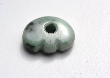 糸魚川翡翠　縄文型獣型勾玉　緑灰　21mm / Itoigawa Jadeite MAGATAMA
