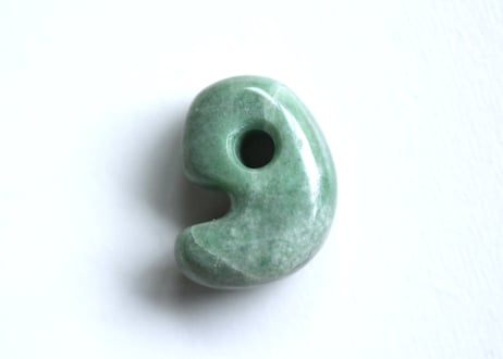糸魚川翡翠　縄文型勾玉　ライトグリーン　27mm / Itoigawa Jadeite MAGATAMA