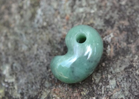 糸魚川翡翠　古代型勾玉　ミントグリーン　18mm / Itoigawa Jadeite MAGATAMA