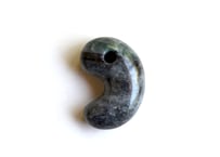 糸魚川翡翠　縄文型勾玉　黒灰緑　25mm / Itoigawa Jadeite MAGATAMA