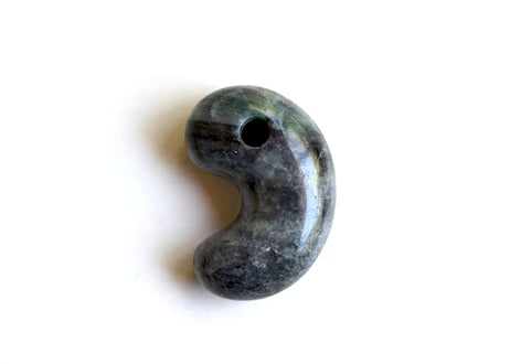 糸魚川翡翠　縄文型勾玉　黒灰緑　25mm / Itoigawa Jadeite MAGATAMA