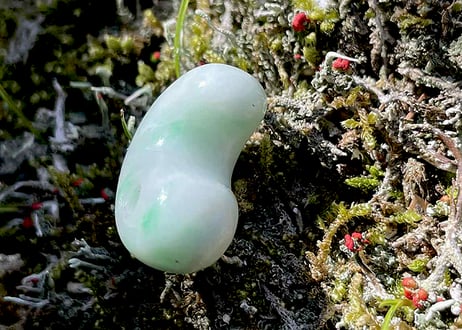 糸魚川翡翠　古代型勾玉　白地ミントグリーン　20mm / Itoigawa Jadeite MAGATAMA