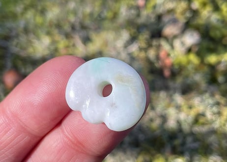 糸魚川翡翠　縄文型獣型勾玉　白緑　20mm / Itoigawa Jadeite MAGATAMA