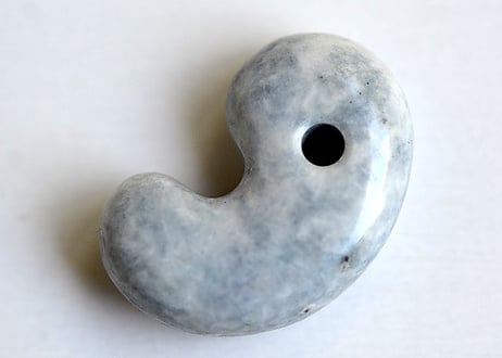 糸魚川翡翠　古代型勾玉　ラベンダーグレー　22mm / Itoigawa Jadeite MAGATAMA