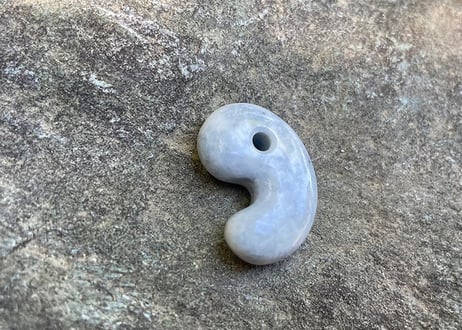 糸魚川翡翠　古代型勾玉　ラベンダーグレー　22mm / Itoigawa Jadeite MAGATAMA