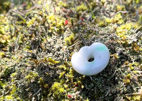 糸魚川翡翠　縄文型獣型勾玉　白緑　20mm / Itoigawa Jadeite MAGATAMA