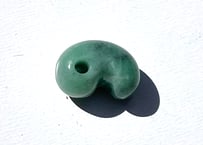 糸魚川翡翠　古代型勾玉　ミントグリーン　18mm / Itoigawa Jadeite MAGATAMA
