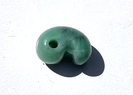 糸魚川翡翠　古代型勾玉　ミントグリーン　18mm / Itoigawa Jadeite MAGATAMA