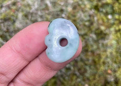 糸魚川翡翠　縄文型獣型勾玉　緑灰　21mm / Itoigawa Jadeite MAGATAMA