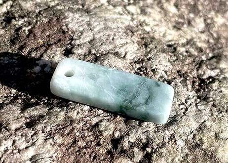 糸魚川翡翠　垂飾　白緑マット　33mm / Itoigawa Jadeite SUISHOKU