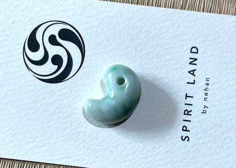糸魚川翡翠　古代型勾玉　白地ミントグリーン　20mm / Itoigawa Jadeite MAGATAMA