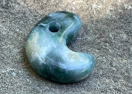 糸魚川翡翠　弥生型勾玉　圧搾翡翠 20mm / Itoigawa Jadeite MAGATAMA