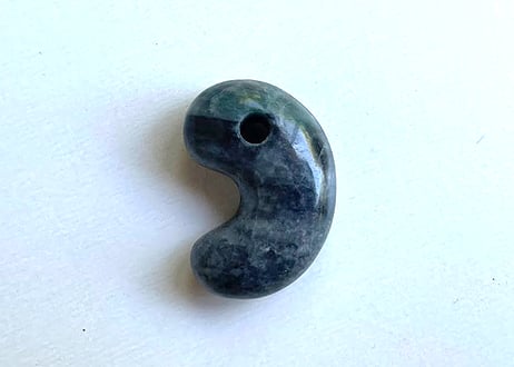 糸魚川翡翠　縄文型勾玉　黒灰緑　25mm / Itoigawa Jadeite MAGATAMA