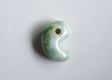 糸魚川翡翠　古代型勾玉　白地ミントグリーン　20mm / Itoigawa Jadeite MAGATAMA