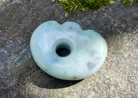 糸魚川翡翠　縄文型獣型勾玉　緑灰　21mm / Itoigawa Jadeite MAGATAMA