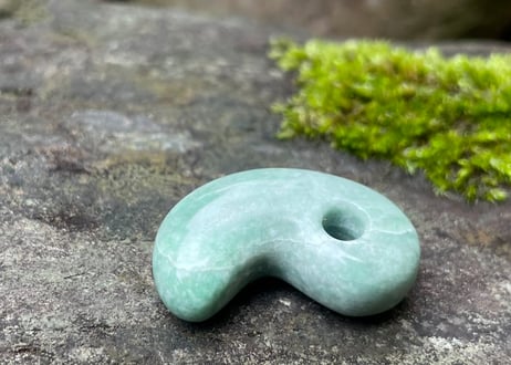 糸魚川翡翠　縄文型勾玉　ライトグリーン　27mm / Itoigawa Jadeite MAGATAMA