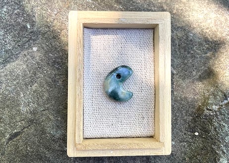 糸魚川翡翠　弥生型勾玉　圧搾翡翠 20mm / Itoigawa Jadeite MAGATAMA