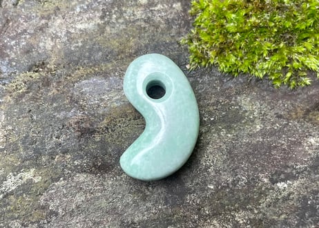 糸魚川翡翠　縄文型勾玉　ライトグリーン　27mm / Itoigawa Jadeite MAGATAMA