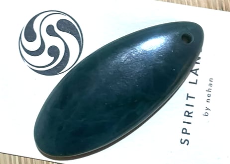 糸魚川ネフライト　大型垂飾　透明緑　56mm / Itoigawa Nephrite SUISHOKU